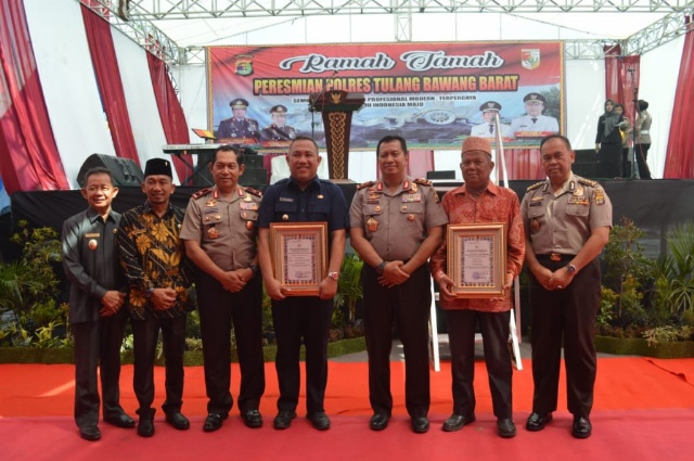 Kapolda Lampung Berikan Penghargaan Pada Momen Peresmian Polres Tubaba
