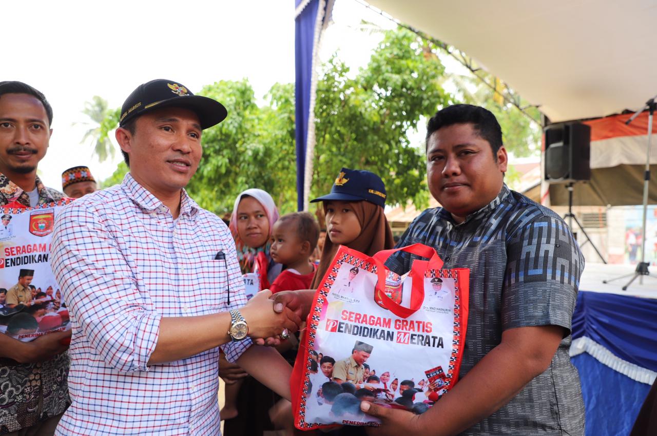 Pemkab Lambar Melalui Kadis Pendidikan Salurkan Seragam Geratis
