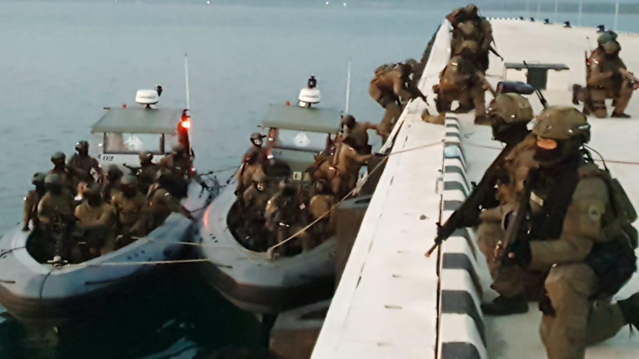 SERANGAN KILAT BATALYON INTAI AMFIBI MARINIR BEBASKAN SANDERA DI DERMAGA CALIGI PESAWARAN LAMPUNG