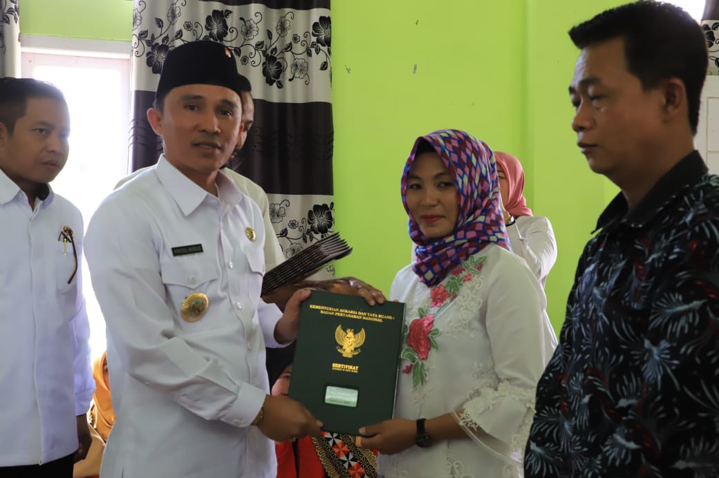 Bupati Lambar Parosil Bagikan Setifikat di Way Tenong dan Batu Tulis