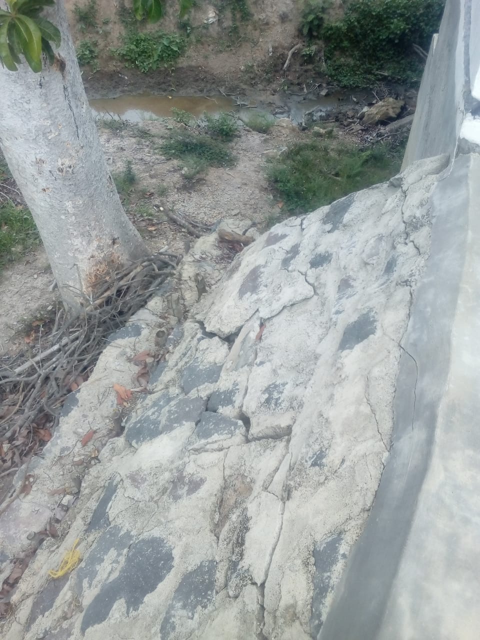 Jembatan Desa Pisang Way Kanan Retak dan Bolong