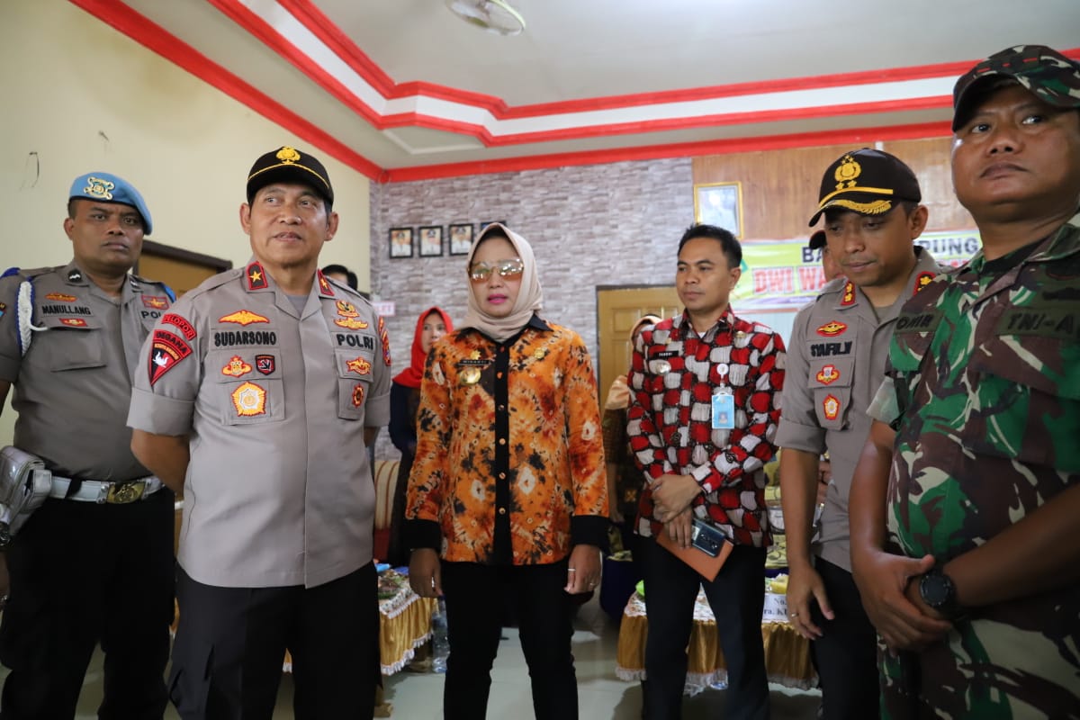 Bupati Winarti Pantau Langsung Pilkakam Serentak bersama Wakapolda Brigjen Sudarsono, SH., M. Hum.