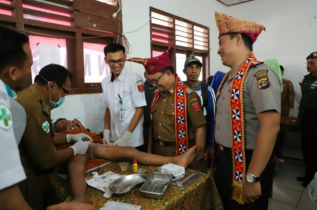 Wakil Bupati Mad Hasnurin Buka Bakti Sosial Kesehatan Polres Lambar