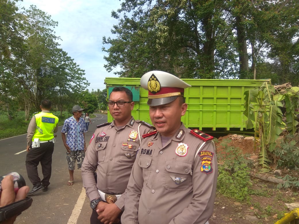Tak Kuasa Kedalikan Mobil Saat Oleng,Hantap Pagar TPU Supir Fuso Tak Terselamatkan