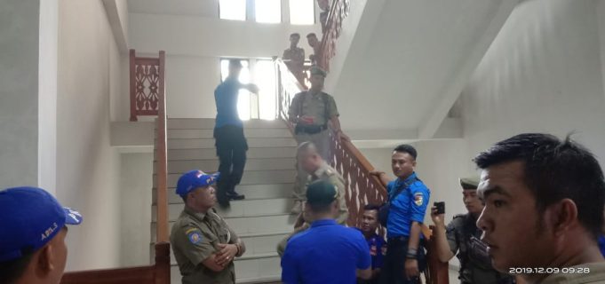 Anggota Sat PoL-PP dan Damkar “Kepung” Ruangan Sekdakab Tubaba