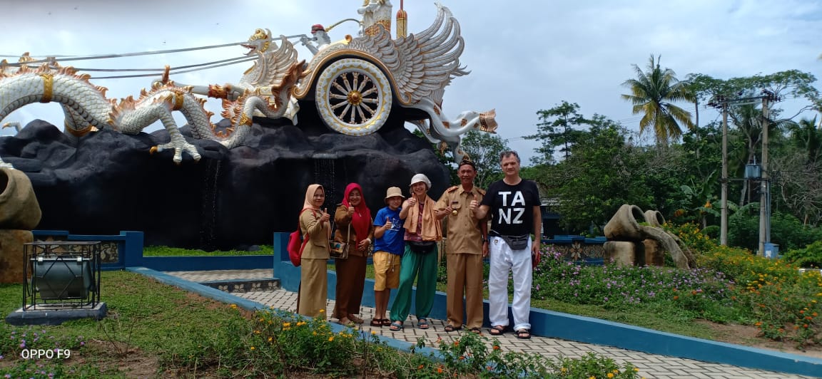 Turis Germani Kagumi Indahnya Patung Tugu Ratu