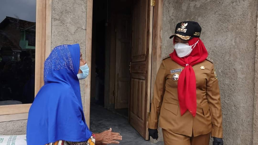 Walikota Bandar Lampung Bunda Eva Dwiana Meninjau Langsung Program Bedah Rumah 2021