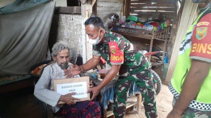 Peduli Masyarakat, Anggota TNI di Tulang Bawang Bagikan Sembako Gratis untuk Masyarakat Kurang Mampu