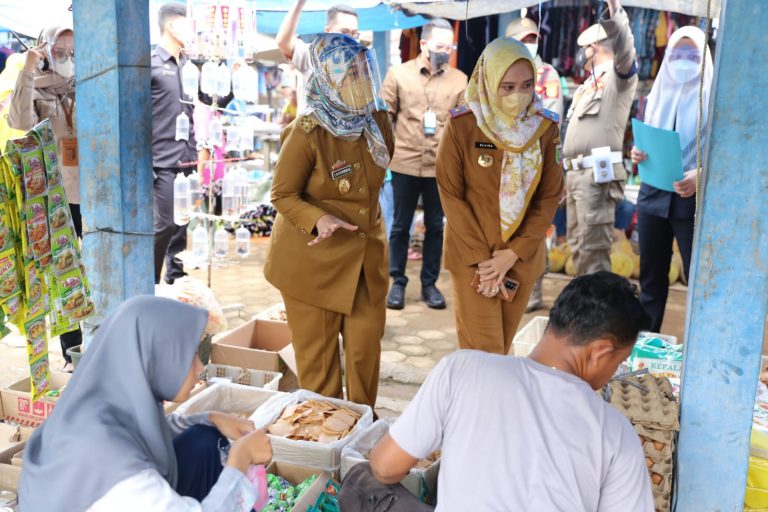Wagub Lampung dan Bupati Pesawaran Tinjau Langsung Operasi Pasar Murah Minyak Goreng Tegineneng