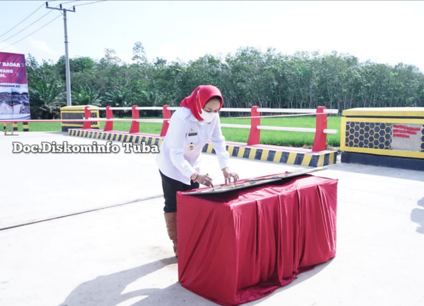 Selamat! Bupati Tuba Resmikan Jembatan Way Badar I serta Serahkan Dana Desa