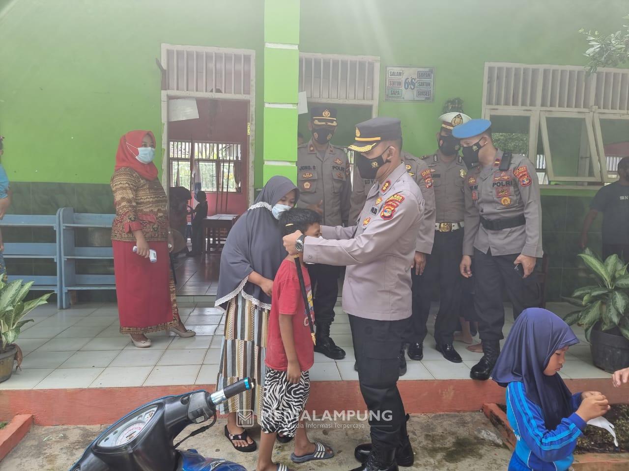 Vaksinasi Anak di Baradatu Dapat Perhatian Ekstra dari Kapolres Waykanan