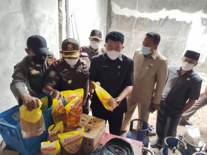 Waduh! Satpol PP Pringsewu Sita Minyak Goreng yang Ditimbun oleh Minimarket