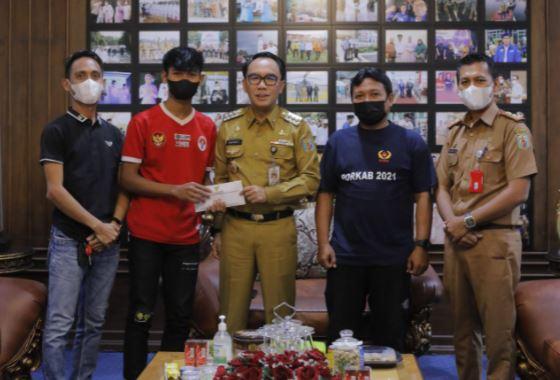 Membanggakan! Ngatem, Anak Petani Asal Way Kanan Ini Masuk dalam Timnas U-15, Bupati Way Kanan Beri Support