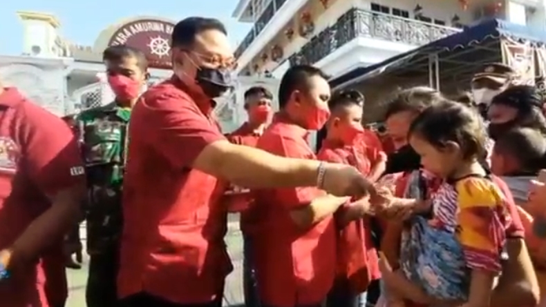 Heboh, Warga Bandarlampung Rela Antre Berjam-jam Demi Angpao Gratis