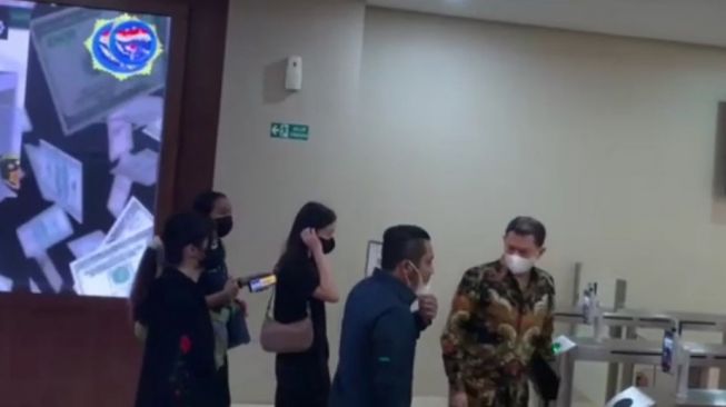 Pacar dan Calon Mertua Indra Kenz Sambangi Bareskrim Usai Diduga Nikmati Aset Hasil Penipuan Binomo