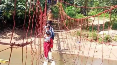 Memilukan! Pelajar dan Warga di Pringsewu Ini Bertaruh Nyawa Seberangi Jembatan Gantung yang Rusak