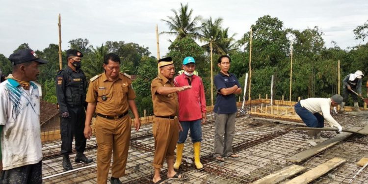 Bupati Lamtim Ikut Berpartisipasi serta Berikan Bantuan Tunai pada Pembangunan Masjid di Desa Jojog