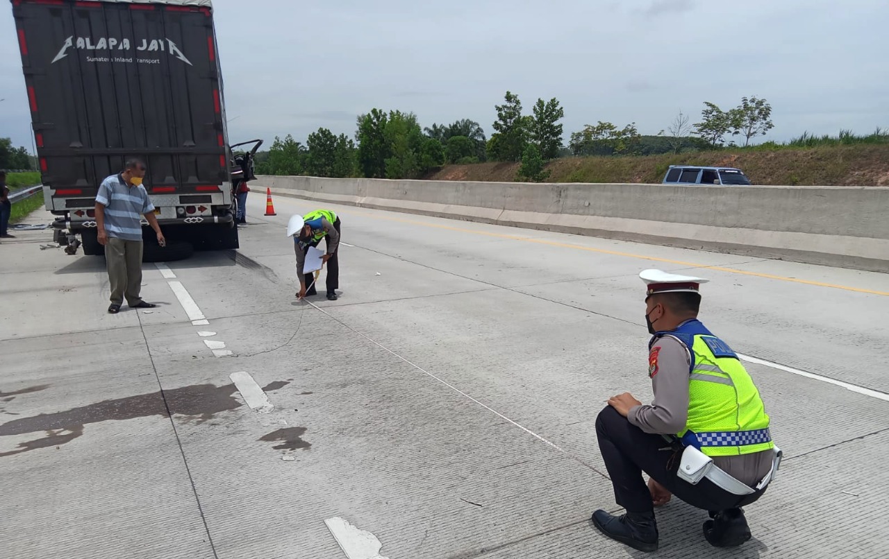 Kecelakaan di Tol Terpeka Tuba Memakan Korban Luka Berat, Polisi Sigap Lakukan Olah TKP