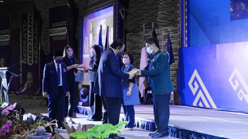 Ketua IDI Lampung Dapat Penghargaan dari NasDem Sebagai Pejuang Penanganan Covid-19