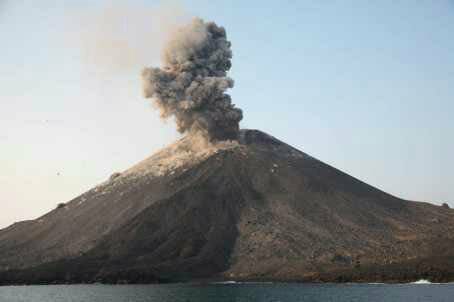 Anak Krakatau Erupsi 3 Kali, Ini yang Dilakukan Warga Pulau Sebesi Lampung