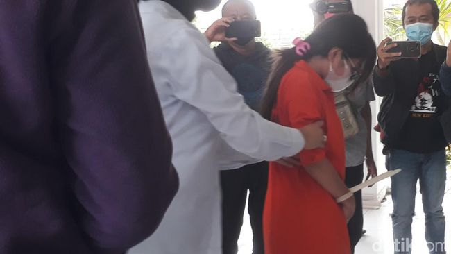 Ini Dia Kronologi Penangkapan Selebgram Saat Sedang Live Bugil di Toilet