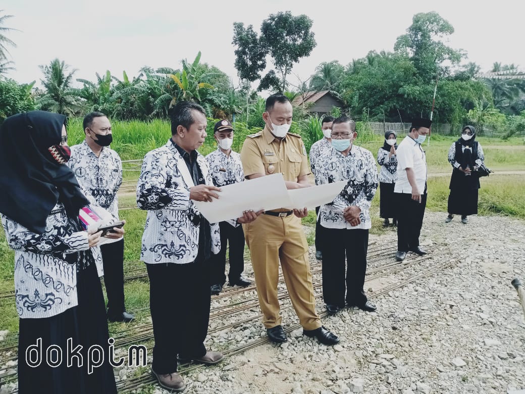 Wakil Bupati Pringsewu Melakukan Peletakan Batu Pembangunan Aula PGRI