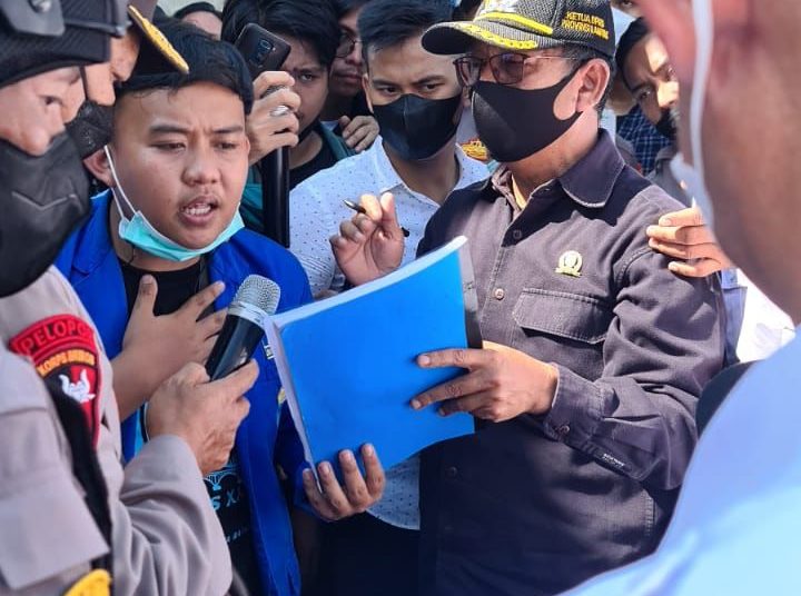Terim Aspirasi, Ketua DPRD Lampung Mingrum Gumay Duduk Bersama Ditengah Aksi Mahasiswa