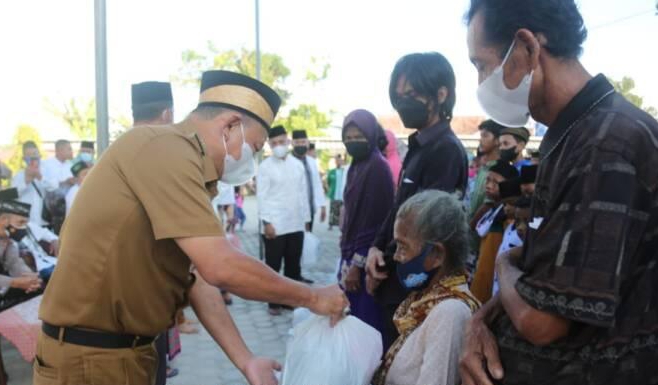 Berkah Ramadhan, Warga Kurang Mampu Dapat Bantuan Sembako dari Bupati Lampung Timur