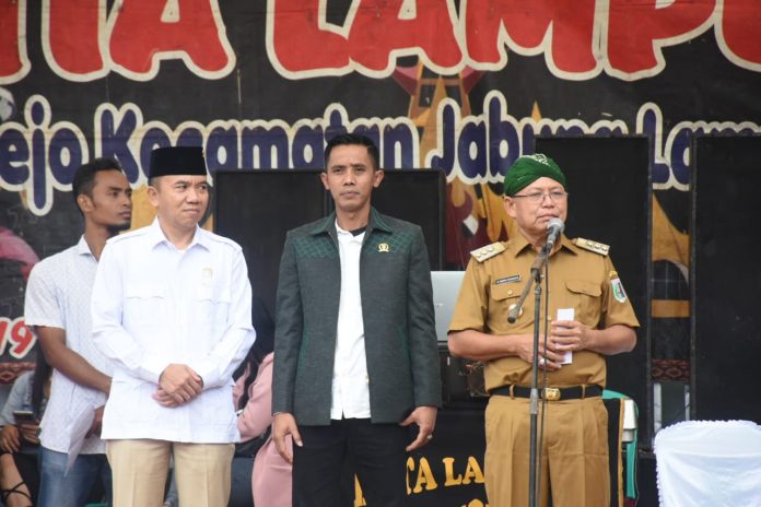 Bupati Lamtim M. Dawam Rahardjo Resmikan Lapangan Desa Sriwangi dalam Acara Karnaval HUT ke-77 RI