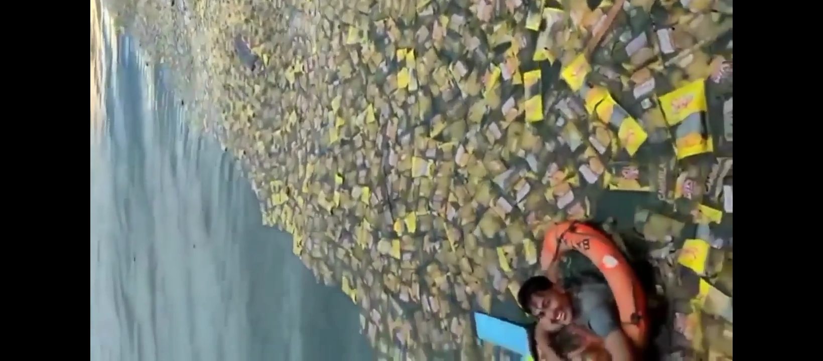 Tersebar Video Ratusan Minyak Kemasan di Laut, Netizen: Harta Karun minyak goreng di laut jawa