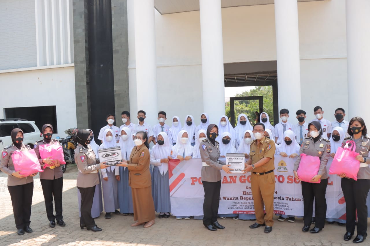 Polwan Polda Lampung Melaksanakan Kegiatan Goes to School dalam Rangka Hari jadi ke-74 Polwan