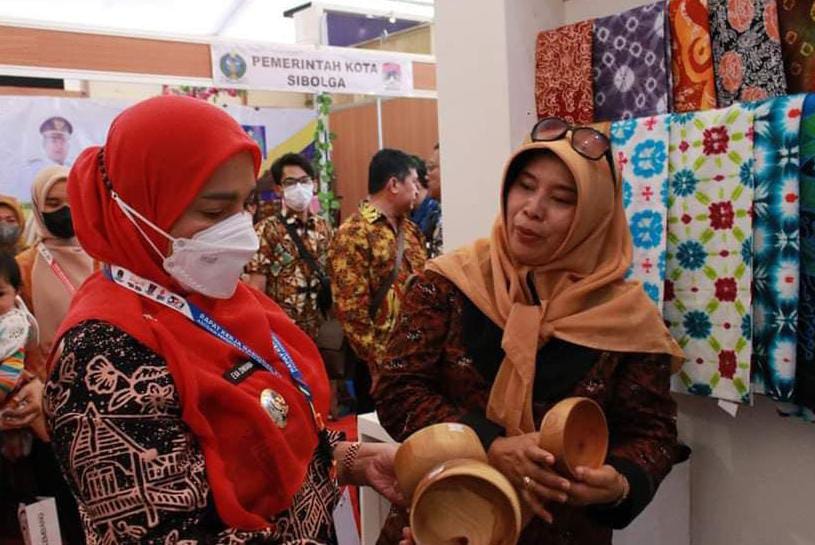 Hj. Eva Dwiana, Walikota Bandar Lampung Mengunjungi Pameran UMKM