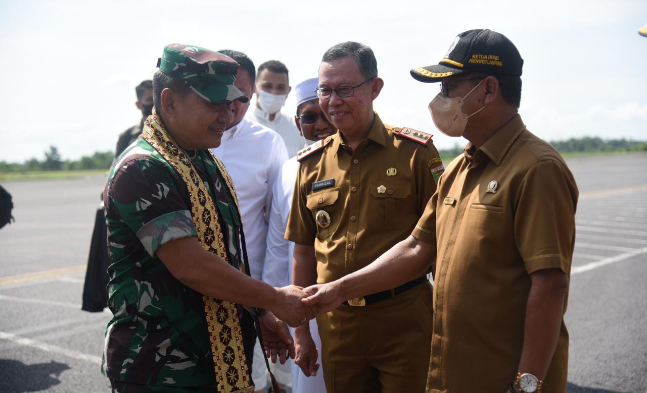 Ketua DPRD Lampung Sambut Kunker Kepala Staff TNI AD di Bandara Raden Intan II