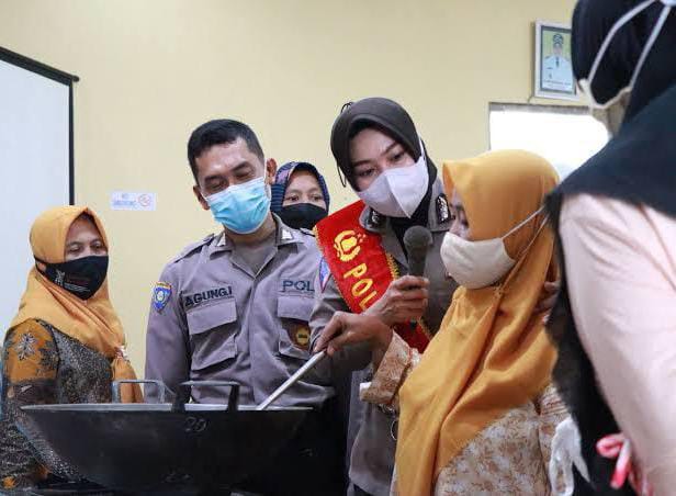 Kisah Bripka Sandi-Aipda Yuniar, Anggota Polri yang Berkontribusi untuk Pendidikan dan UMKM Indonesia