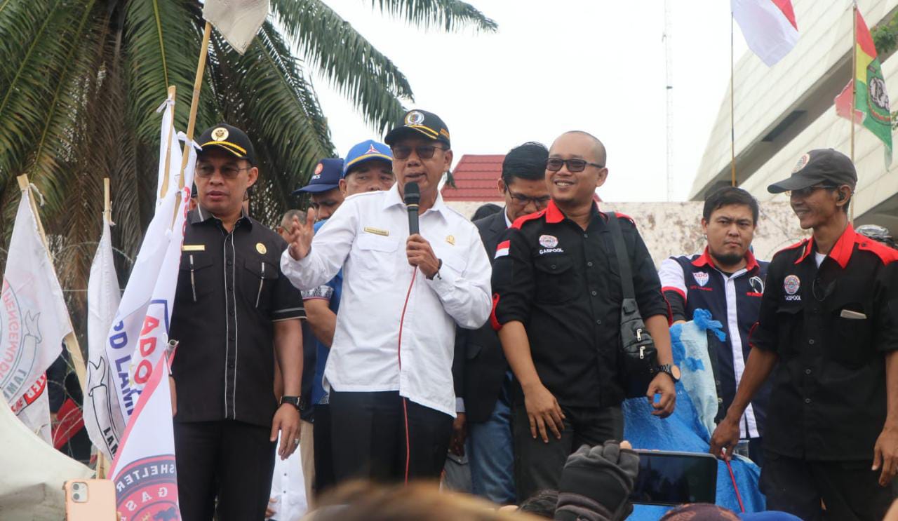 Ketua DPRD Lampung Sambangi Demo Massa Gedor 809, Ini Katanya