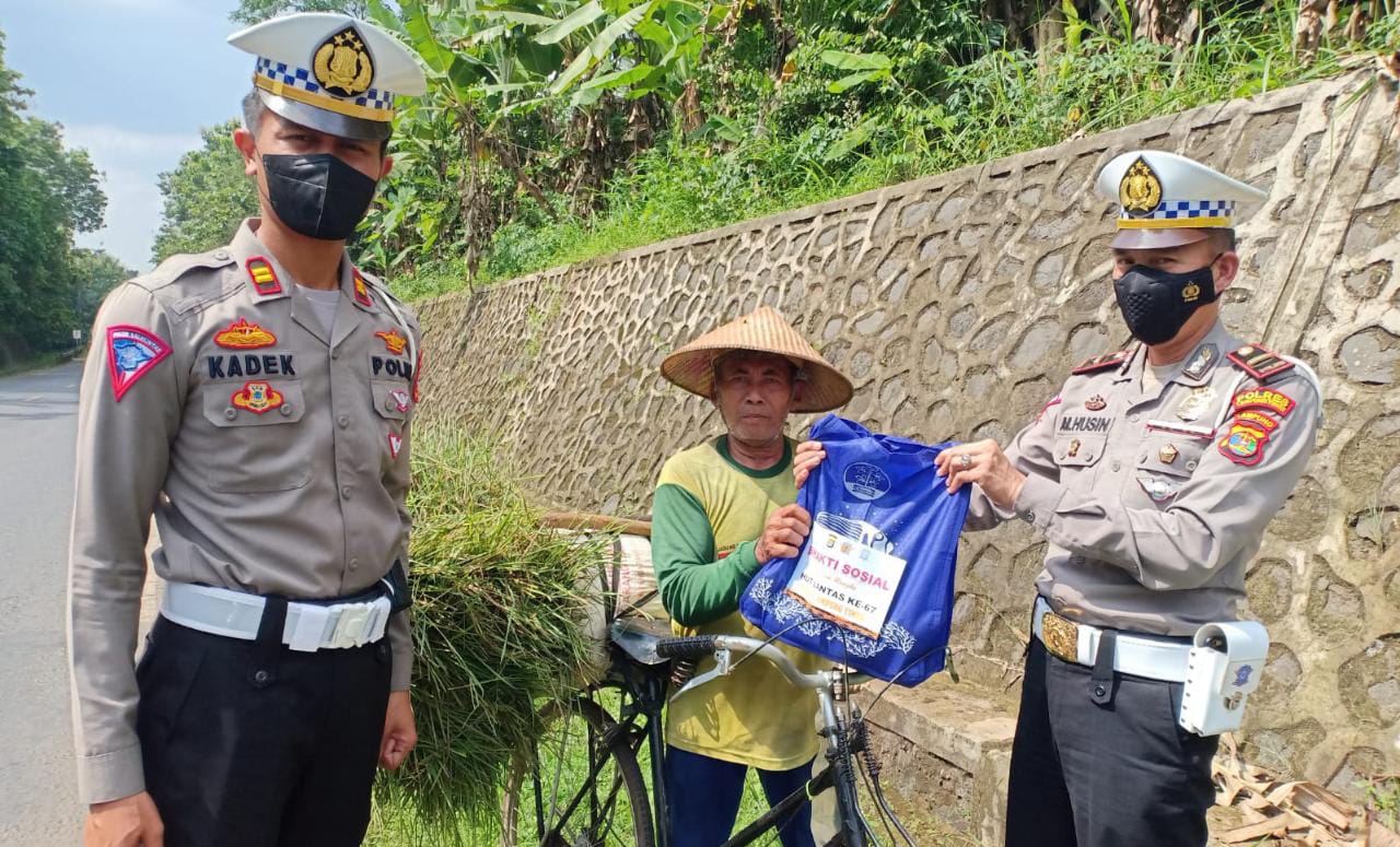 Sambut HUT Lalu Lintas ke 67, Satlantas Polres Lamtim Berikan Bansos