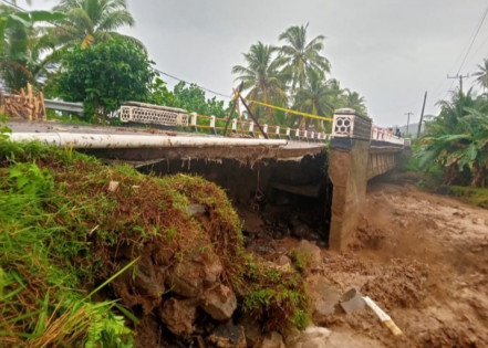 Banjir Bandang di Pesibar Sebabkan Jembatan Tergerus dan Nyaris Ambruk
