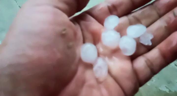 Warga Lampura Heboh Hujas Es, Sampai Buat Atap Seperti Dilempari Batu