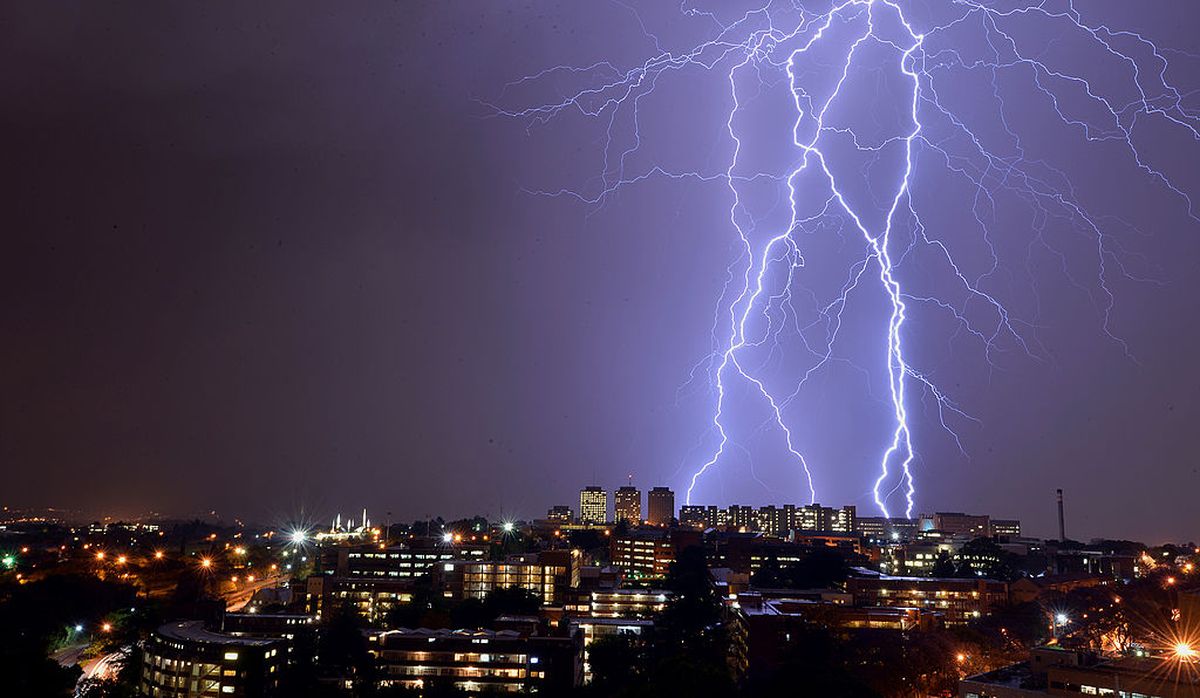 Sedang Musim Hujan Petir, Ini yang Tidak Boleh Kamu Lakukan Saat di Dalam Rumah