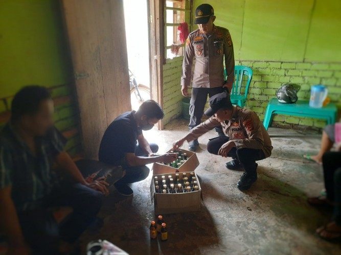 Polsek Way Kanan Sita 65 botol Vigour dan 25 Liter Tuak dari Beberapa Warung