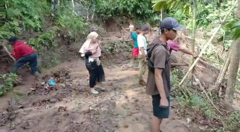 Sedih! Seorang Pelajar Cantik Tewas Tertimbun Tanah Longsor di Pesawaran Lampung
