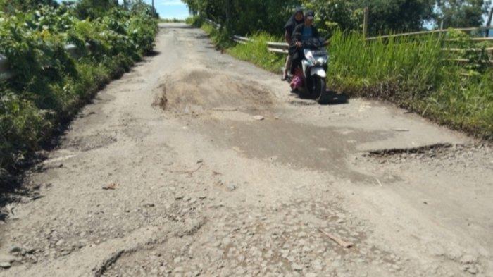 Warga Keluhkan Jalan Rusak di Pasar Krui Lampung Sudah Dua Tahun Belum Ada Perbaikan