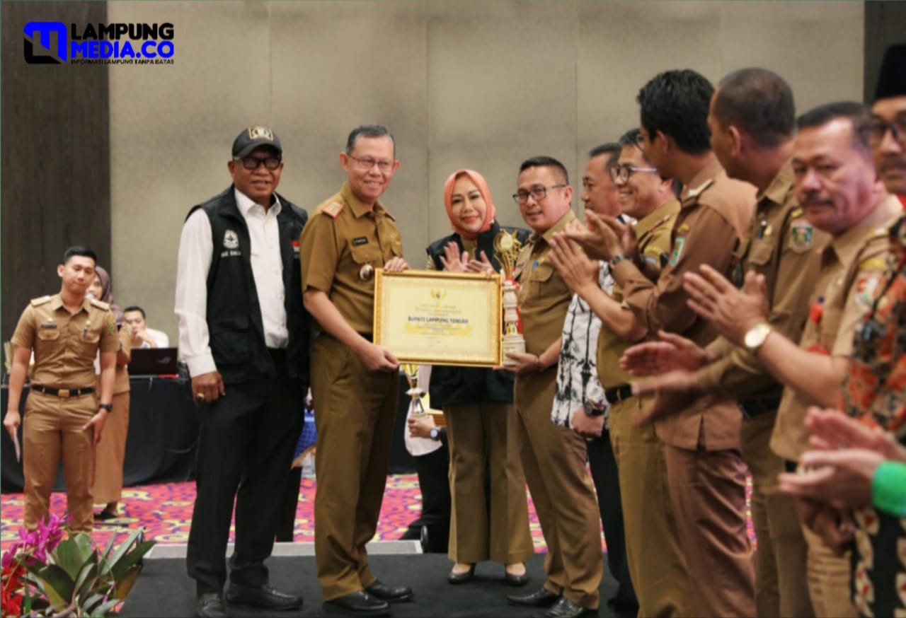 Musa Ahmad Menerima Penghargaan Pembina Desa Terbaik Lampung