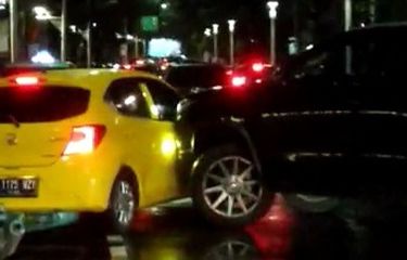 Viral ! Tak Terima Ditegur, Sopir Fortuner Tabrak Sopir Taksi Online, Pelaku Minta Maaf Tapi Hukuman Teetap Berjalan