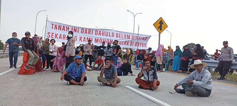 Protes Belum Dapat Ganti Rugi Pembebasan Lahan, Warga Blokade Jalan Tol Jatikarya Bekasi Hingga Terjadi Kemacetan