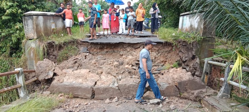Curah Hujan Tinggi Akibatkan Jembatan Di Lampura Terputus, Dua Desa Terisolir