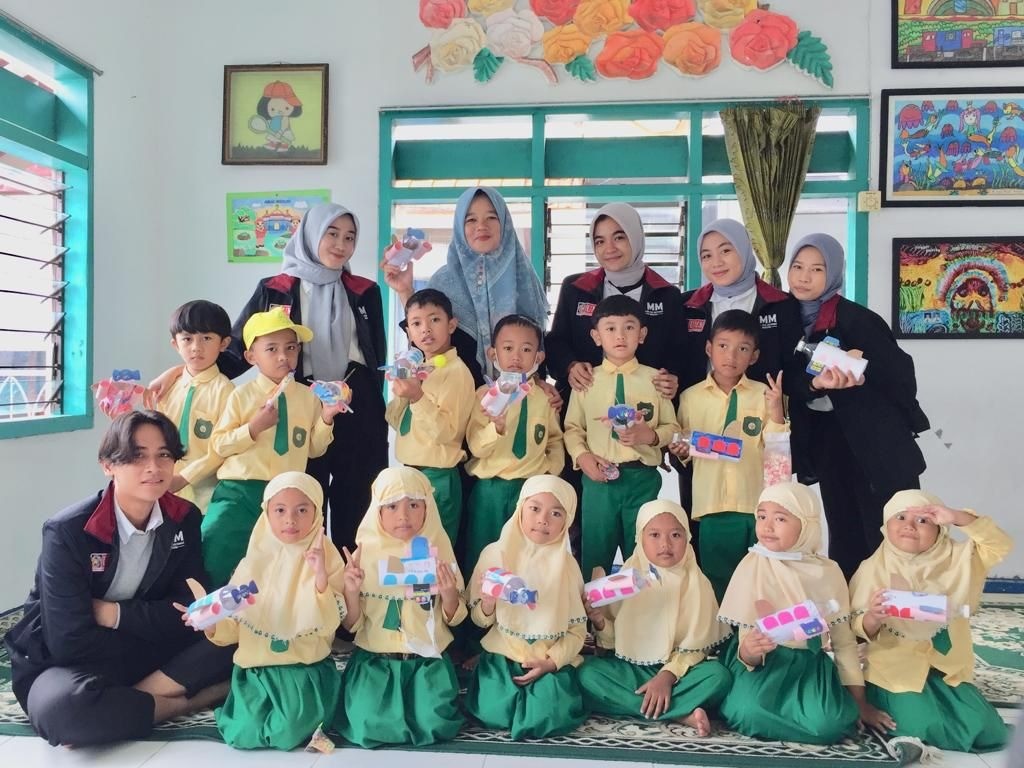 Meningkatkan Kreatifitas Anak, Tim PMM Bhaktiku Negeri UMM Lakukan Pendampingan Proses Pengolahan Sampah Daur Ulang Siswa TK Aba 16 Malang