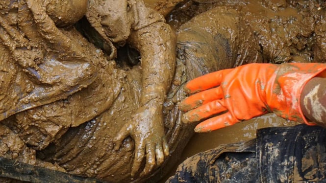 Pilu ! Seorang Ibu dan Anak Korban Longsor Way Kanan Ditemukan Meninggal dengan Posisi Berpelukan