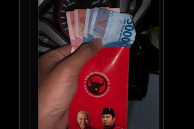 Viral ! Video Bagi-bagi Amplop Berisi Uang 300 Ribu Berlogo Partai PDIP di Masjid