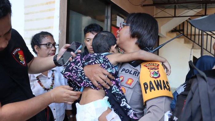 Tega! Seorang Balita Dianiaya Ayah Kandung, Dipukul-Direndam lalu Direkam